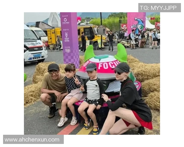 足球明星温馨一幕亲自接孩子放学展现家庭温情与运动员另一面