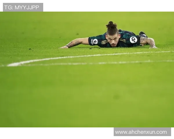 足球明星携时尚手拿包亮相赛场引发热议与关注